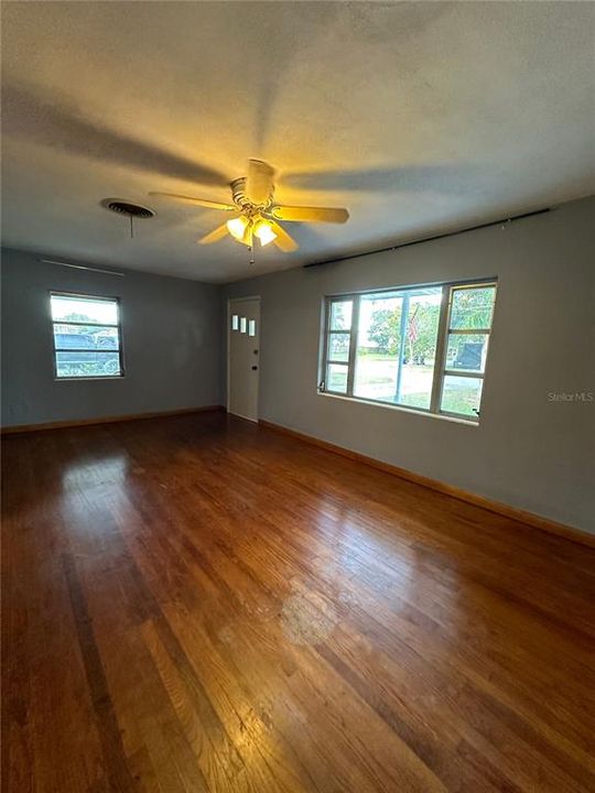 For Rent: $1,495 (2 beds, 1 baths, 920 Square Feet)