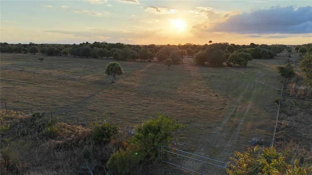 На продажу: $355,000 (20.98 acres)