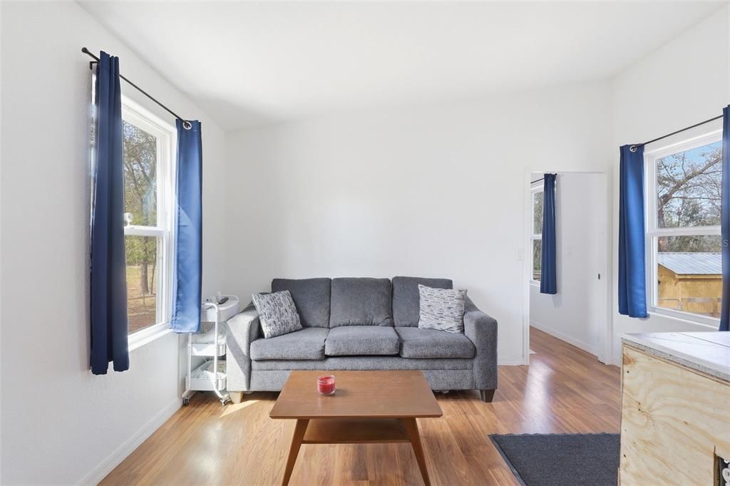 Active With Contract: $154,900 (1 beds, 1 baths, 420 Square Feet)