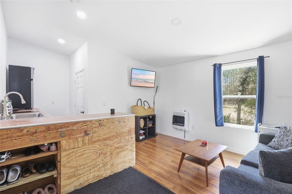 Active With Contract: $154,900 (1 beds, 1 baths, 420 Square Feet)