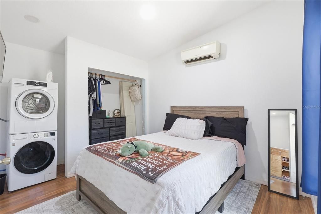 Active With Contract: $154,900 (1 beds, 1 baths, 420 Square Feet)