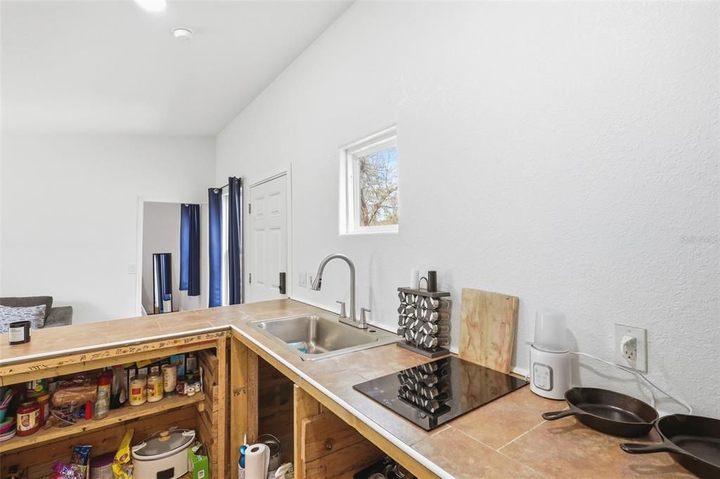 Active With Contract: $154,900 (1 beds, 1 baths, 420 Square Feet)