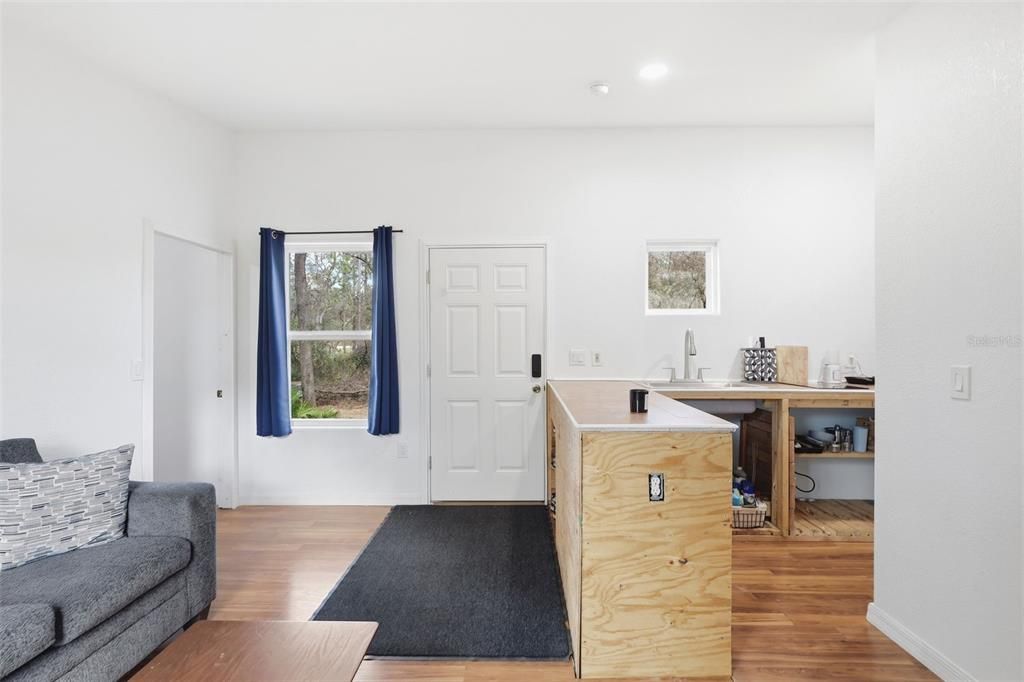 Active With Contract: $154,900 (1 beds, 1 baths, 420 Square Feet)