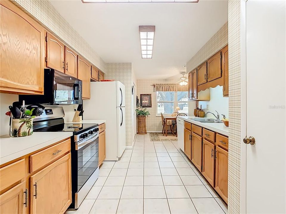 Active With Contract: $215,000 (2 beds, 2 baths, 1682 Square Feet)