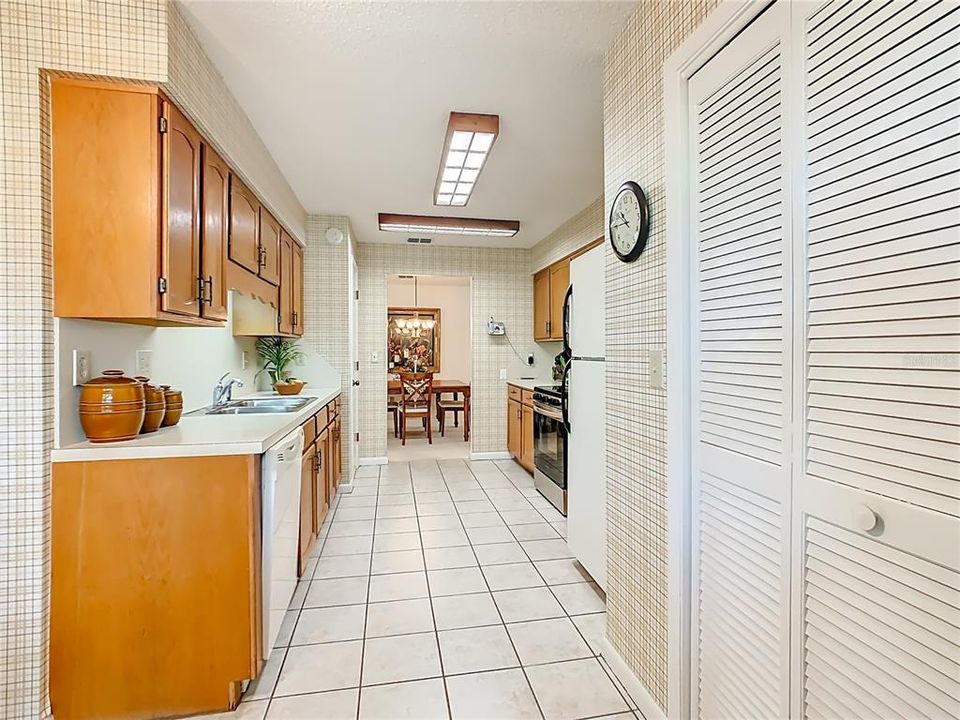 Active With Contract: $215,000 (2 beds, 2 baths, 1682 Square Feet)