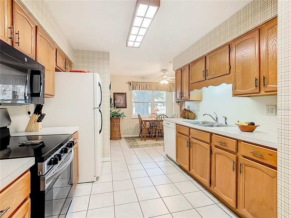 Active With Contract: $215,000 (2 beds, 2 baths, 1682 Square Feet)
