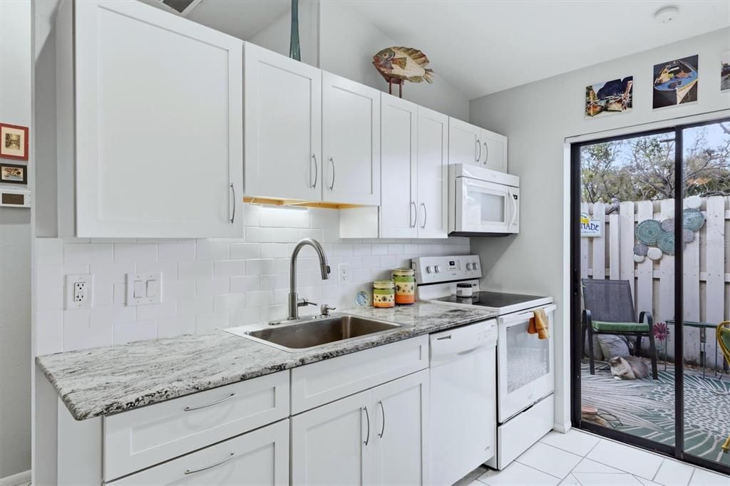 Active With Contract: $139,900 (1 beds, 1 baths, 555 Square Feet)