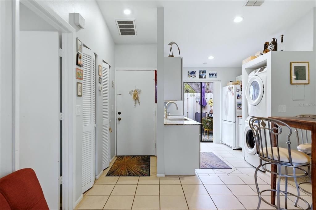 Active With Contract: $139,900 (1 beds, 1 baths, 555 Square Feet)