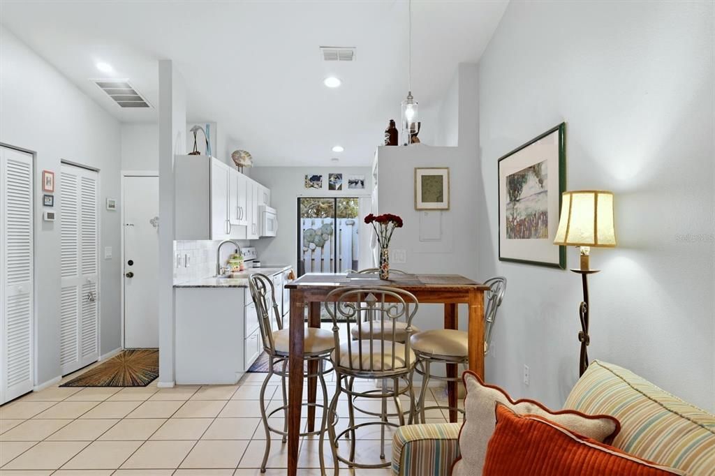 Active With Contract: $139,900 (1 beds, 1 baths, 555 Square Feet)