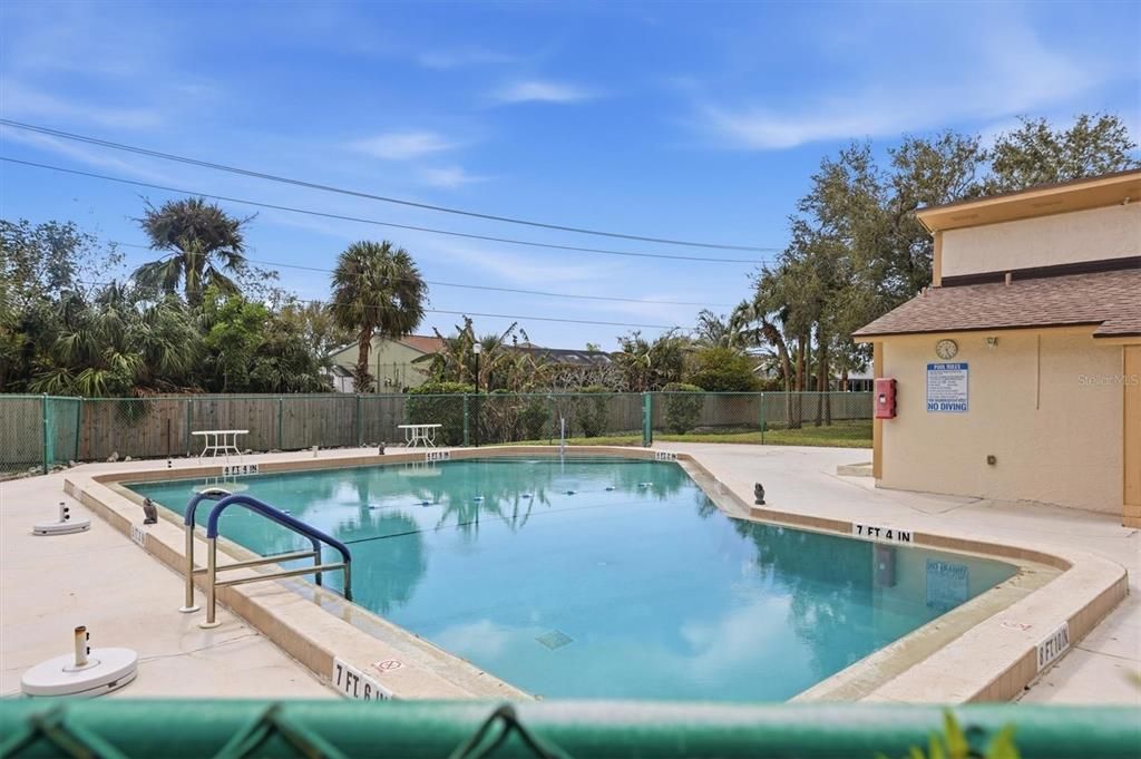 Active With Contract: $139,900 (1 beds, 1 baths, 555 Square Feet)