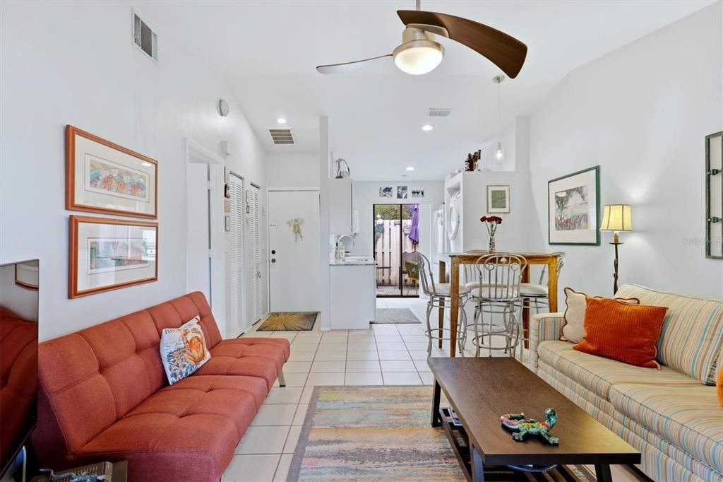 Active With Contract: $139,900 (1 beds, 1 baths, 555 Square Feet)