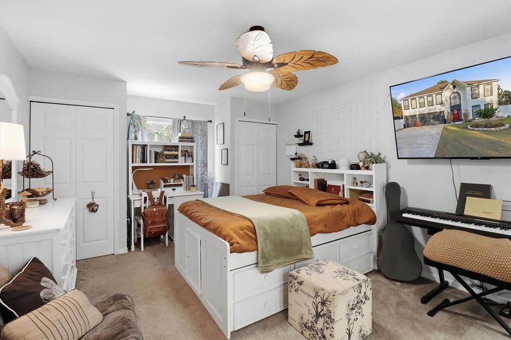 For Sale: $534,900 (6 beds, 4 baths, 4040 Square Feet)