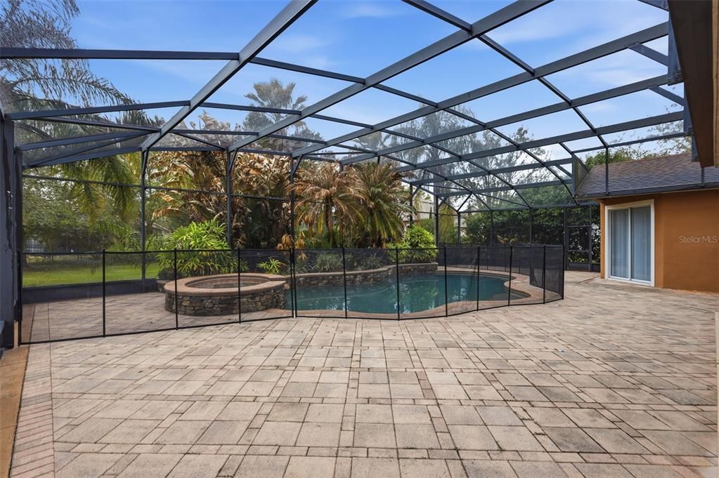 Active With Contract: $687,400 (6 beds, 4 baths, 3994 Square Feet)