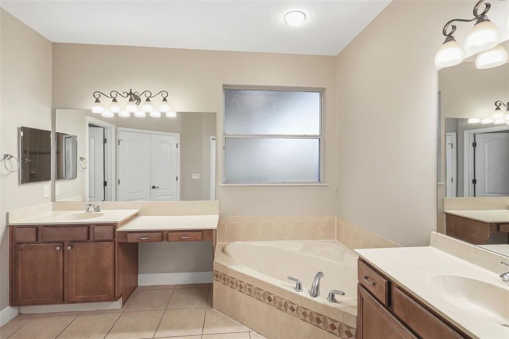 Active With Contract: $687,400 (6 beds, 4 baths, 3994 Square Feet)
