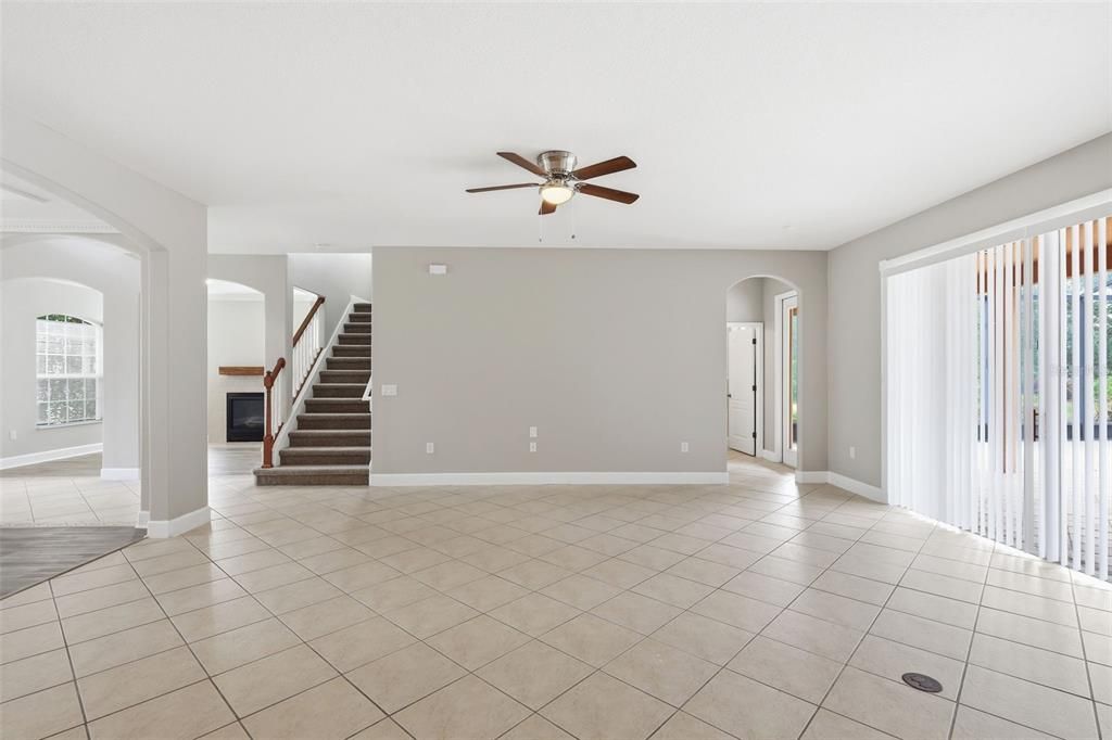 Active With Contract: $687,400 (6 beds, 4 baths, 3994 Square Feet)