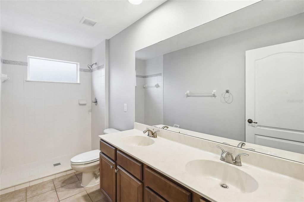 Active With Contract: $687,400 (6 beds, 4 baths, 3994 Square Feet)