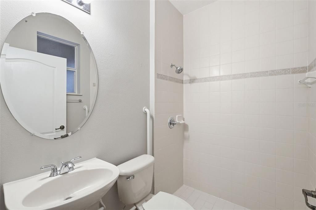 Active With Contract: $687,400 (6 beds, 4 baths, 3994 Square Feet)