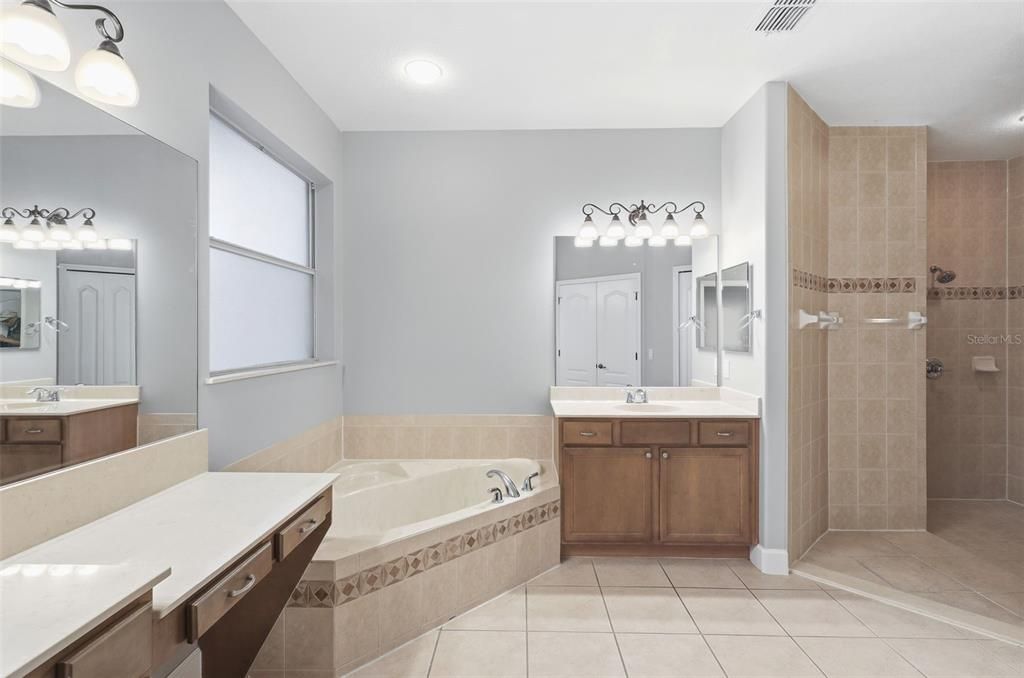 Active With Contract: $687,400 (6 beds, 4 baths, 3994 Square Feet)