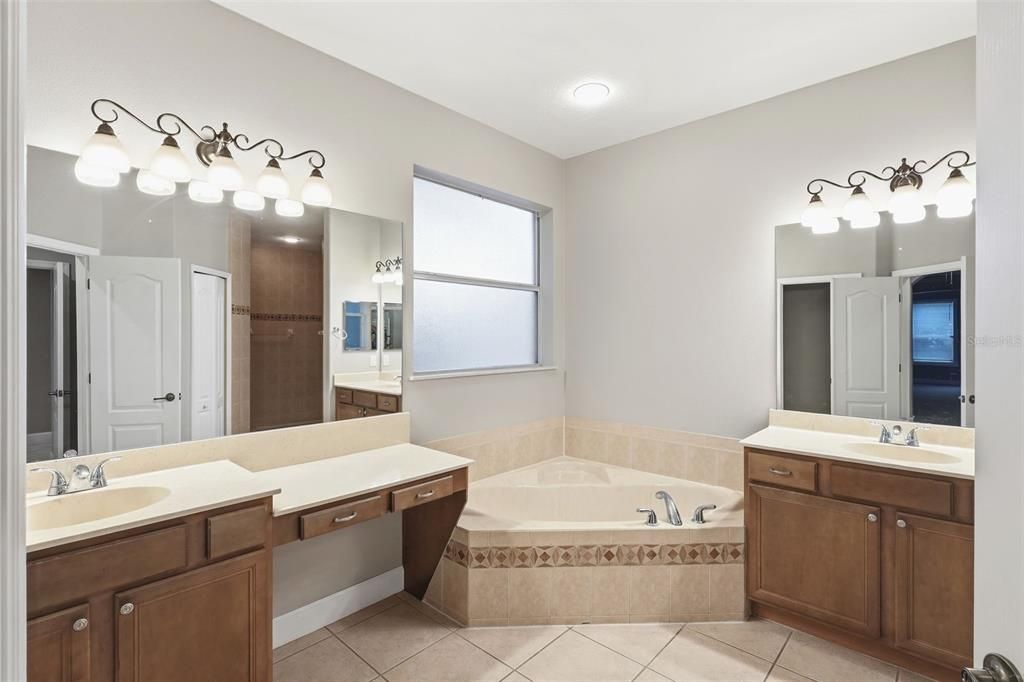 Active With Contract: $687,400 (6 beds, 4 baths, 3994 Square Feet)