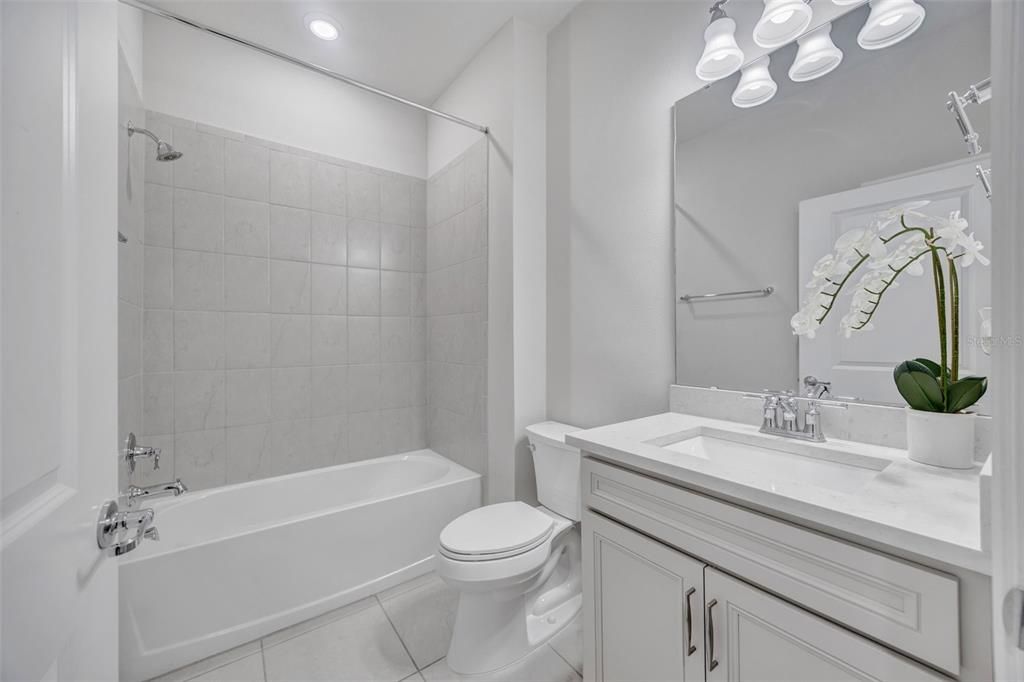Activo con contrato: $429,990 (4 camas, 2 baños, 2054 Pies cuadrados)