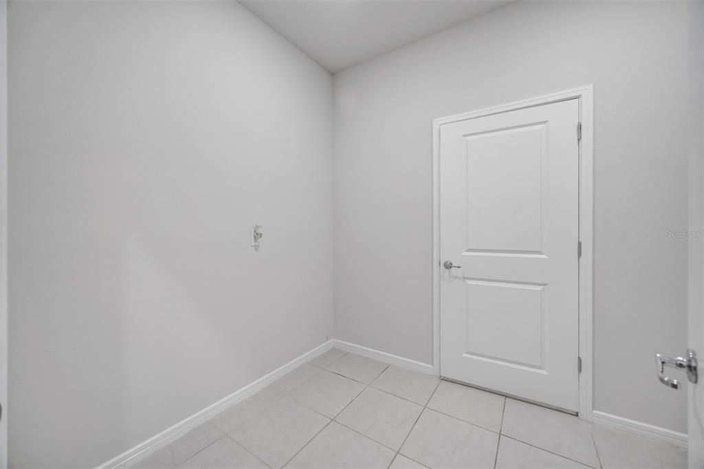 Activo con contrato: $429,990 (4 camas, 2 baños, 2054 Pies cuadrados)
