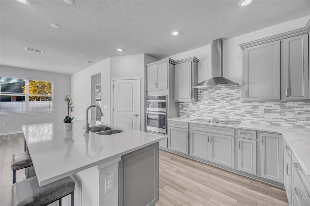 Activo con contrato: $429,990 (4 camas, 2 baños, 2054 Pies cuadrados)