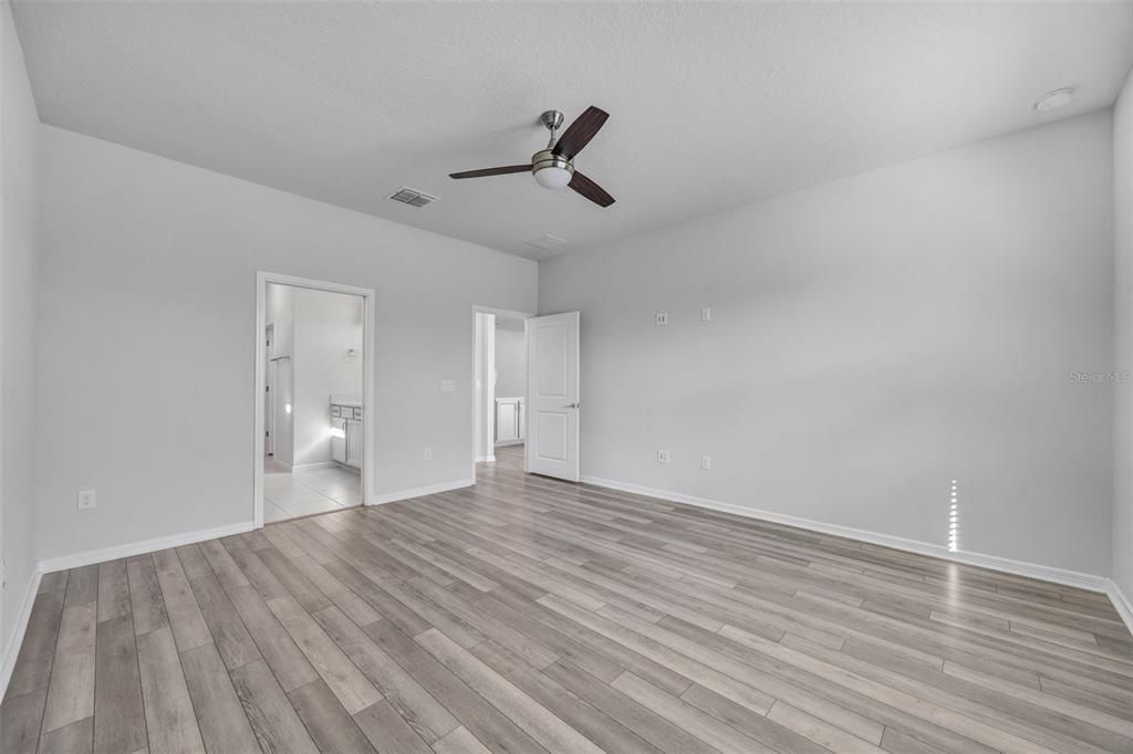 Activo con contrato: $429,990 (4 camas, 2 baños, 2054 Pies cuadrados)