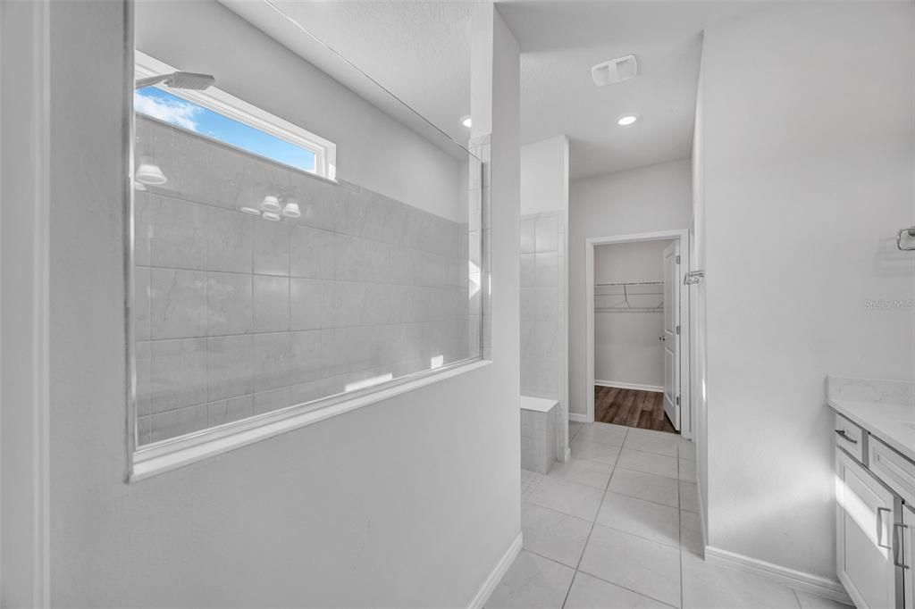 Activo con contrato: $429,990 (4 camas, 2 baños, 2054 Pies cuadrados)