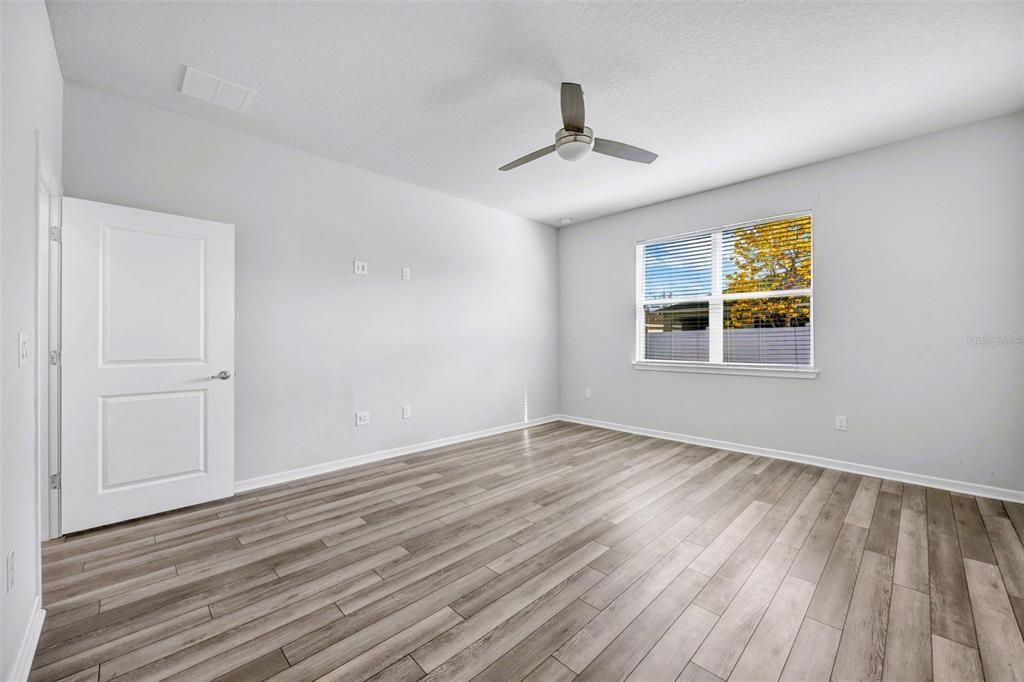 Activo con contrato: $429,990 (4 camas, 2 baños, 2054 Pies cuadrados)