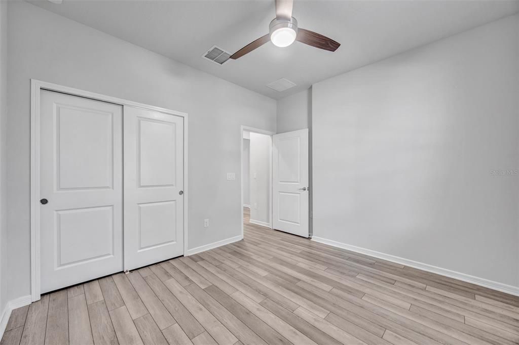 Activo con contrato: $429,990 (4 camas, 2 baños, 2054 Pies cuadrados)