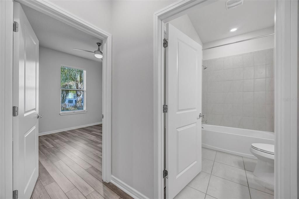 Activo con contrato: $429,990 (4 camas, 2 baños, 2054 Pies cuadrados)