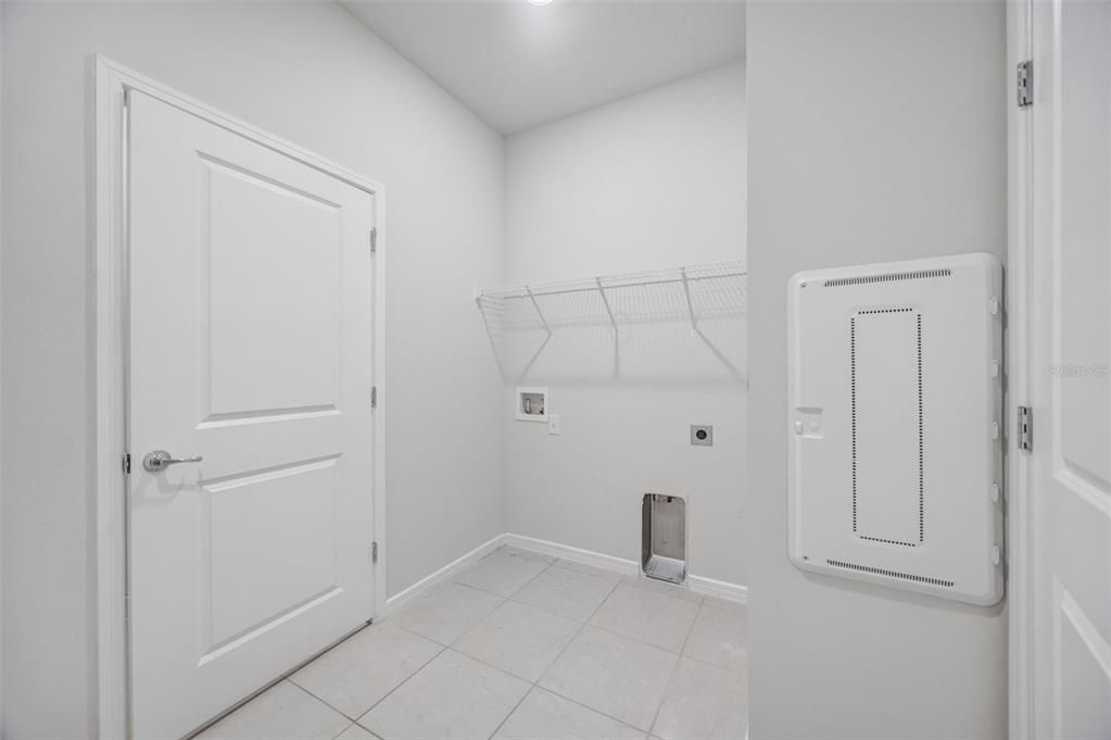 Activo con contrato: $429,990 (4 camas, 2 baños, 2054 Pies cuadrados)
