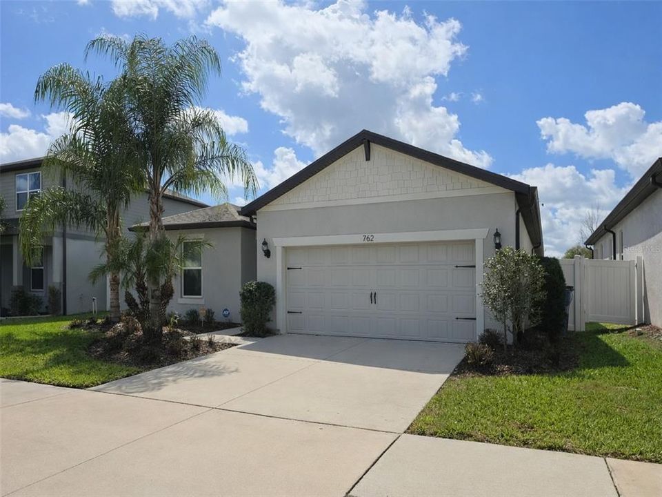 Activo con contrato: $429,990 (4 camas, 2 baños, 2054 Pies cuadrados)