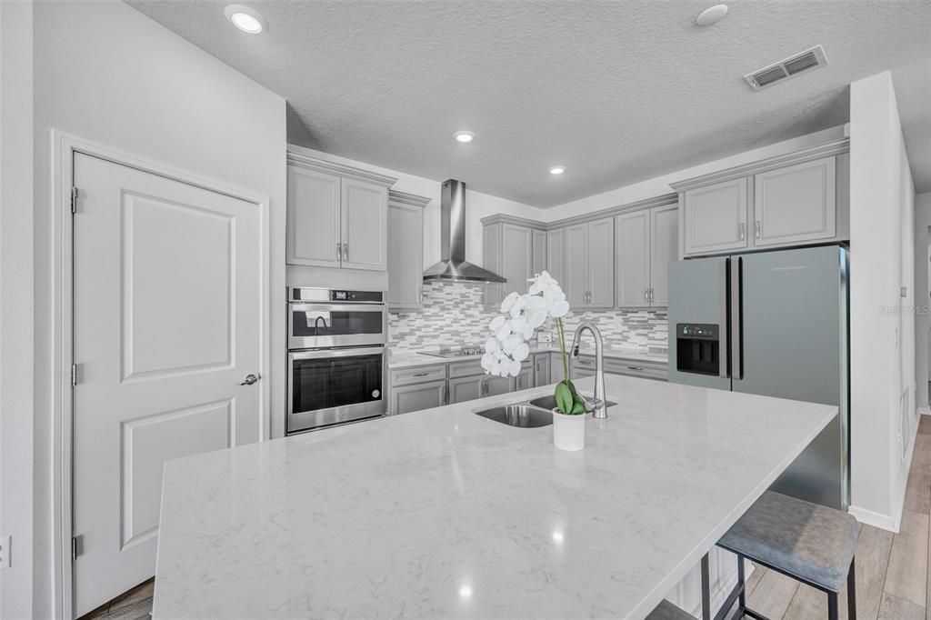 Activo con contrato: $429,990 (4 camas, 2 baños, 2054 Pies cuadrados)