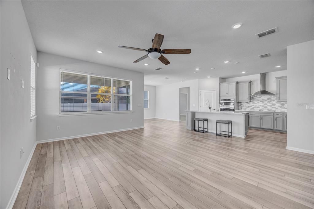 Activo con contrato: $429,990 (4 camas, 2 baños, 2054 Pies cuadrados)