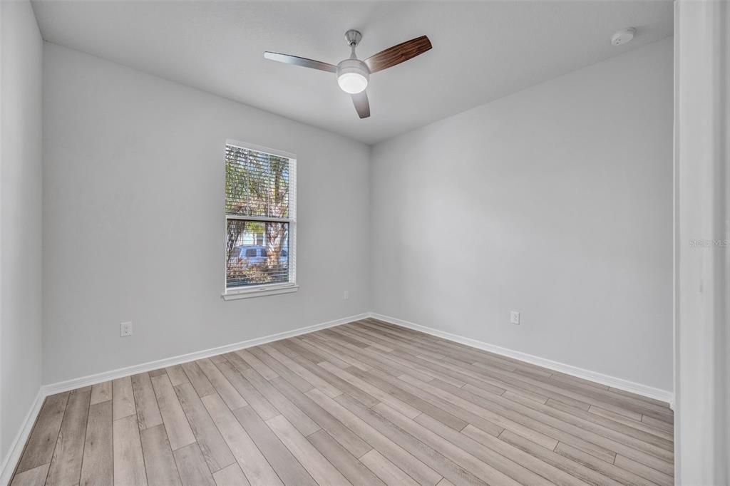 Activo con contrato: $429,990 (4 camas, 2 baños, 2054 Pies cuadrados)