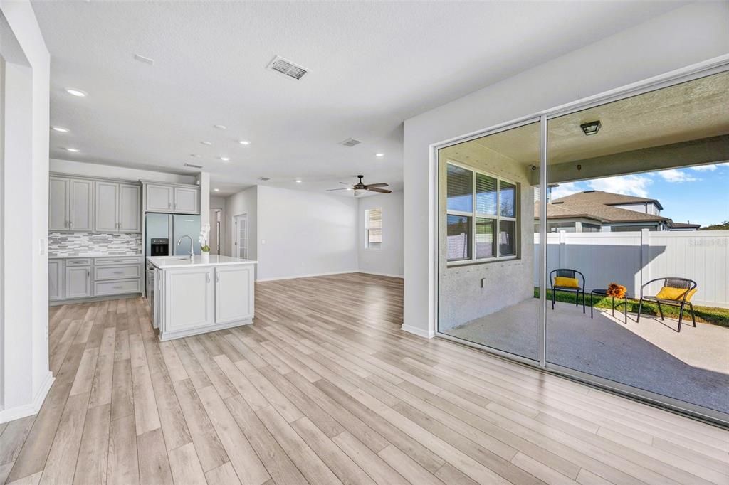 Activo con contrato: $429,990 (4 camas, 2 baños, 2054 Pies cuadrados)