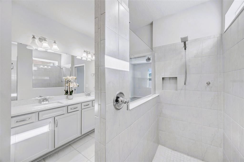 Activo con contrato: $429,990 (4 camas, 2 baños, 2054 Pies cuadrados)