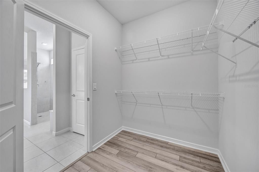 Activo con contrato: $429,990 (4 camas, 2 baños, 2054 Pies cuadrados)