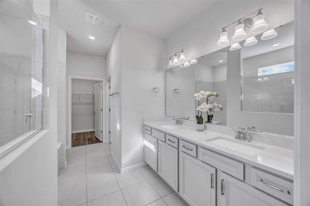 Activo con contrato: $429,990 (4 camas, 2 baños, 2054 Pies cuadrados)