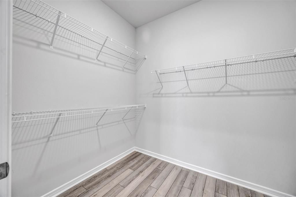 Activo con contrato: $429,990 (4 camas, 2 baños, 2054 Pies cuadrados)