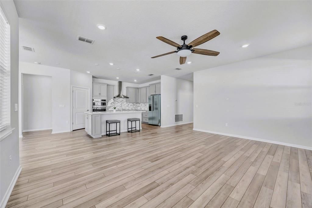 Activo con contrato: $429,990 (4 camas, 2 baños, 2054 Pies cuadrados)