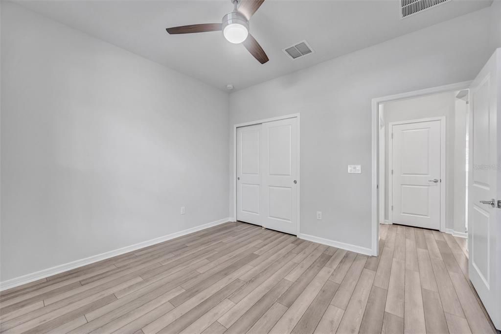 Activo con contrato: $429,990 (4 camas, 2 baños, 2054 Pies cuadrados)
