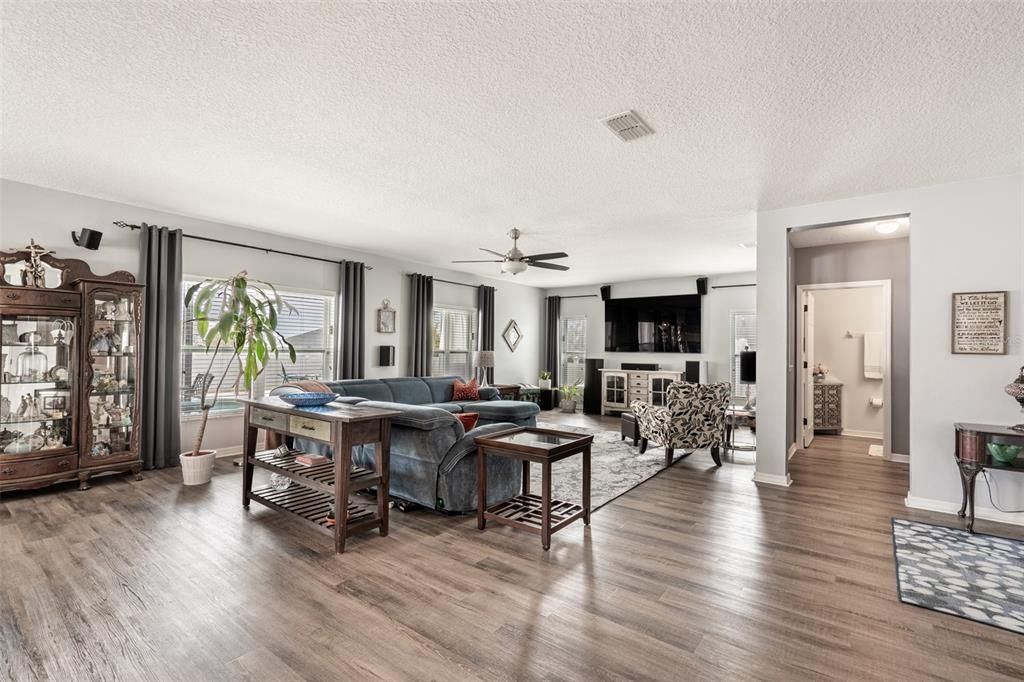 Activo con contrato: $539,900 (4 camas, 2 baños, 2836 Pies cuadrados)