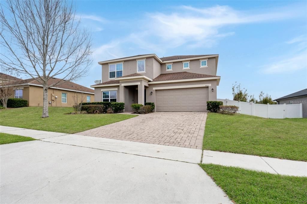 Activo con contrato: $539,900 (4 camas, 2 baños, 2836 Pies cuadrados)