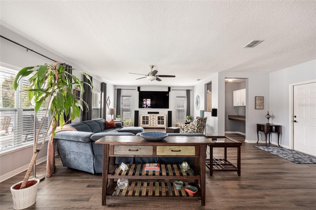Activo con contrato: $539,900 (4 camas, 2 baños, 2836 Pies cuadrados)