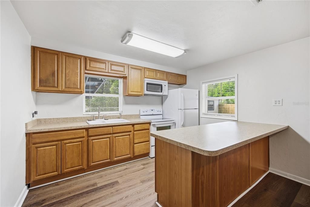 На продажу: $269,000 (2 спален, 1 ванн, 1201 Квадратных фут)