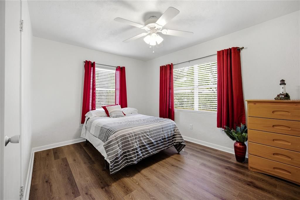 На продажу: $269,000 (2 спален, 1 ванн, 1201 Квадратных фут)