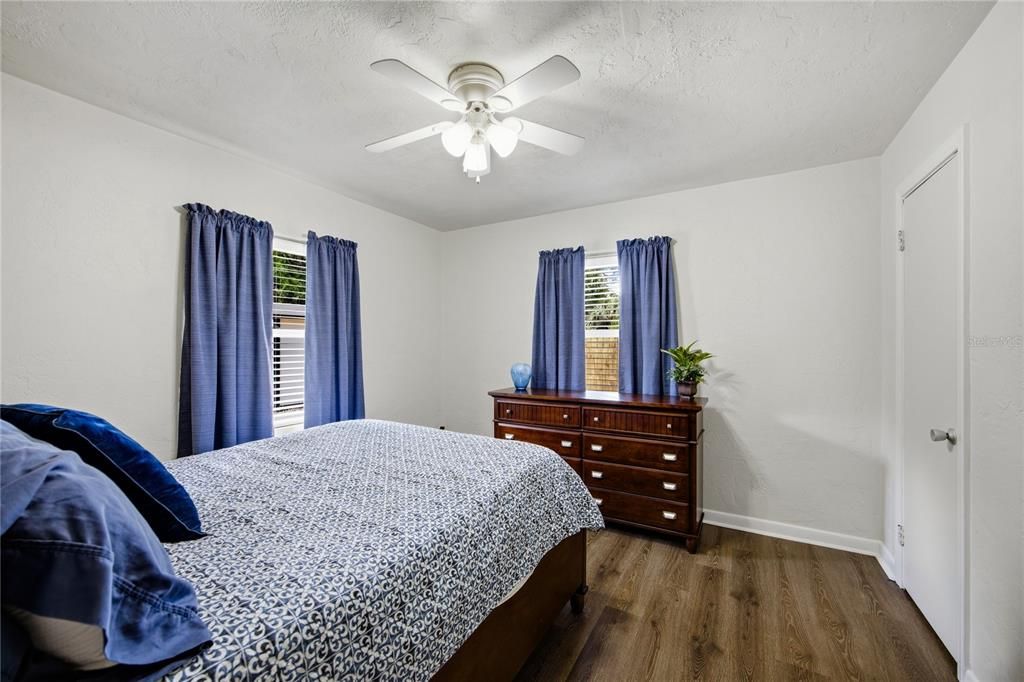 На продажу: $269,000 (2 спален, 1 ванн, 1201 Квадратных фут)