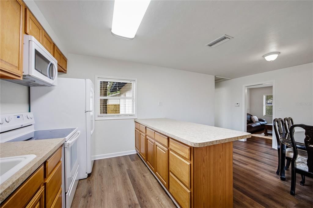 На продажу: $269,000 (2 спален, 1 ванн, 1201 Квадратных фут)